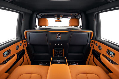 Darin, große SUVs noch größer zu machen, hat Klassen einschlägige Erfahrungen. Vorbild für den Cullinan ist der bereits zur Staatskarosse umgebaute Range Rover. Wie bei diesem Projekt wachsen auch beim Cullinan Radstand und Fahrzeugkörper um +350mm.